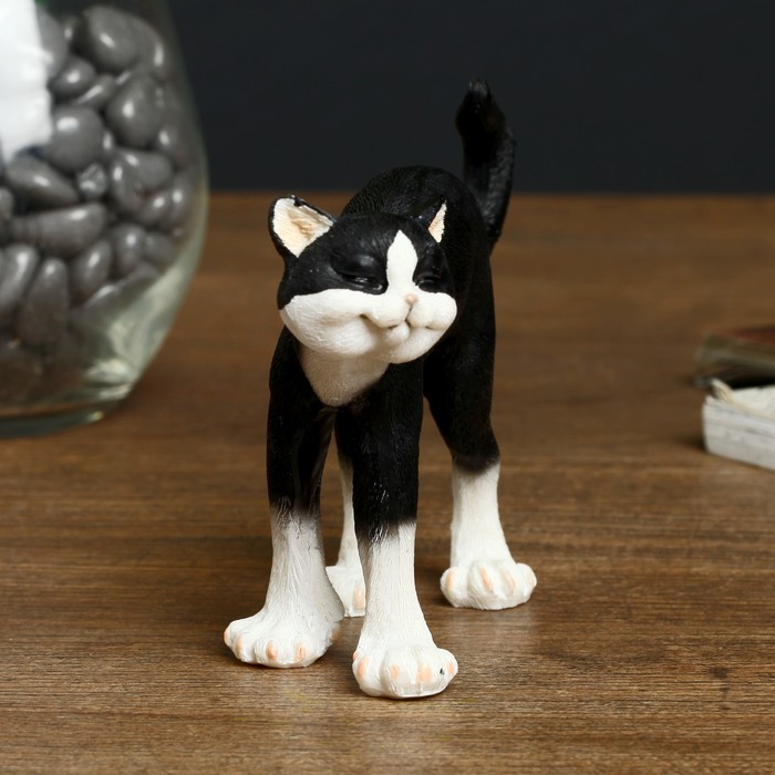 Сувенир полистоун "Черно-белый кот Феликс" 9х13х5 см