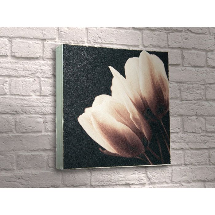 Картина "Белые тюльпаны на чёрном фоне"