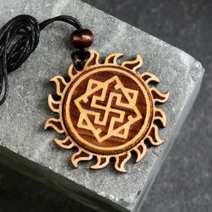 Оберег "Валькирия" солнечный кедр, символ защиты и мудрости