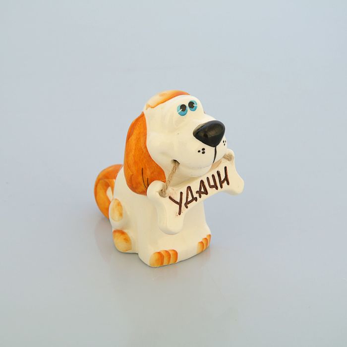 Статуэтка фарфоровая «Пёс Крендель с косточкой», удачи, 9 см
