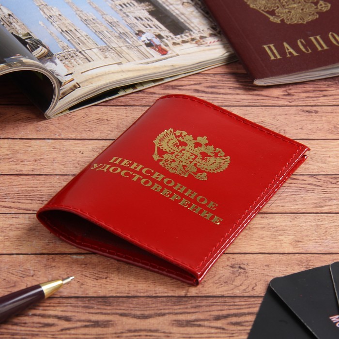 Обложка для пенсионного удостоверения "Герб", цвет красный