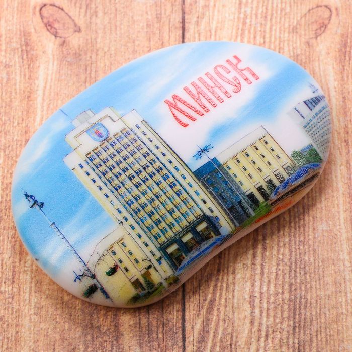 Магнит в форме большой гальки «Минск»