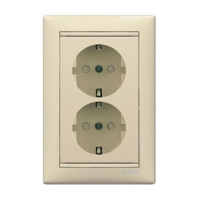 Розетка 2-м СП Legrand "Valena ", защ. шторки, в сборе с заземл. сл. кость 774371
