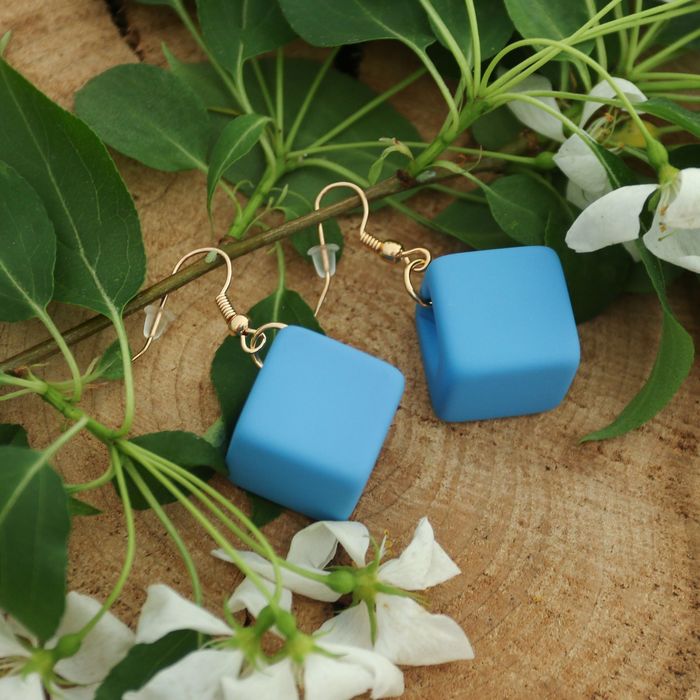 Серьги пластик "Куб" яркий, цвет голубой в золоте