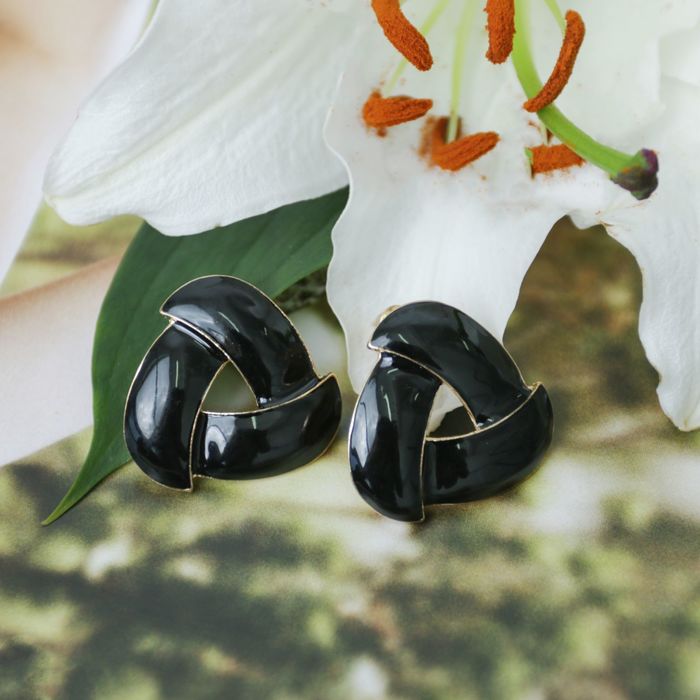 Серьги эмаль "Переплетение" треугольник, цвет чёрный в золоте