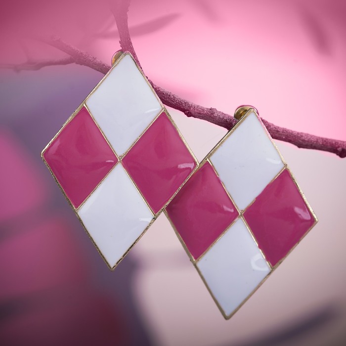 Серьги эмаль "Шахматы" ромб, цвет розово-белый в золоте