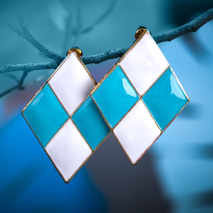Серьги эмаль "Шахматы" ромб, цвет голубо-белый в золоте