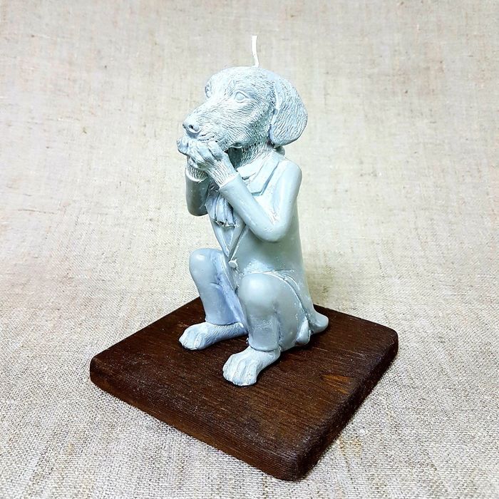 Свеча "Пёс во фраке" на деревянной подставке 8 см, серая