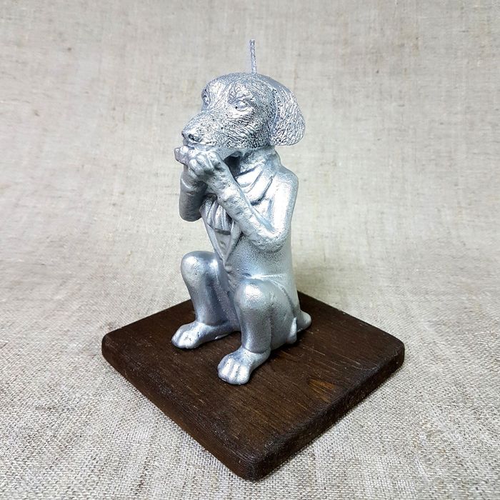 Свеча "Пёс во фраке" на деревянной подставке 8 см, серебряная