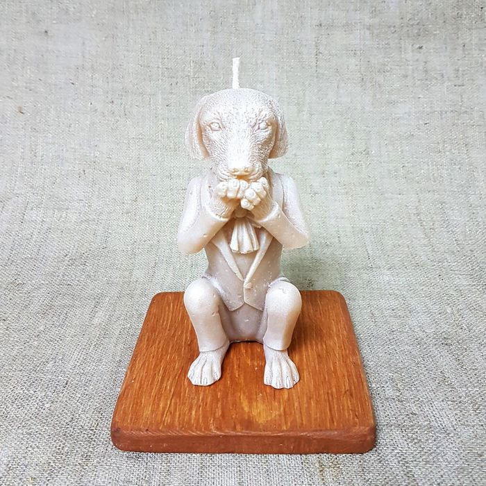 Свеча "Пёс во фраке" на деревянной подставке 8 см, бежевая