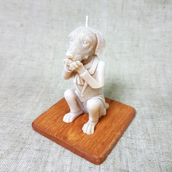 Свеча "Пёс во фраке" на деревянной подставке 8 см, бежевая