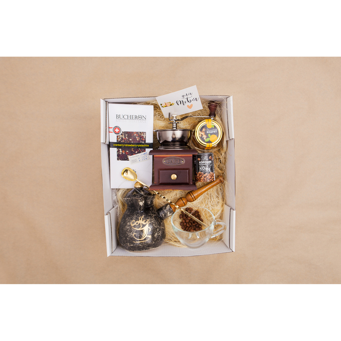 Шоколад "Bucheron" горький с клюквой, клубникой и фисташками в картоне 100 гр