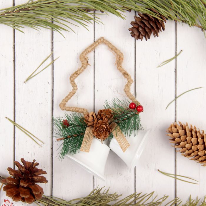 Подвеска металл с декором "Колокольчики с елочкой", цвет белый