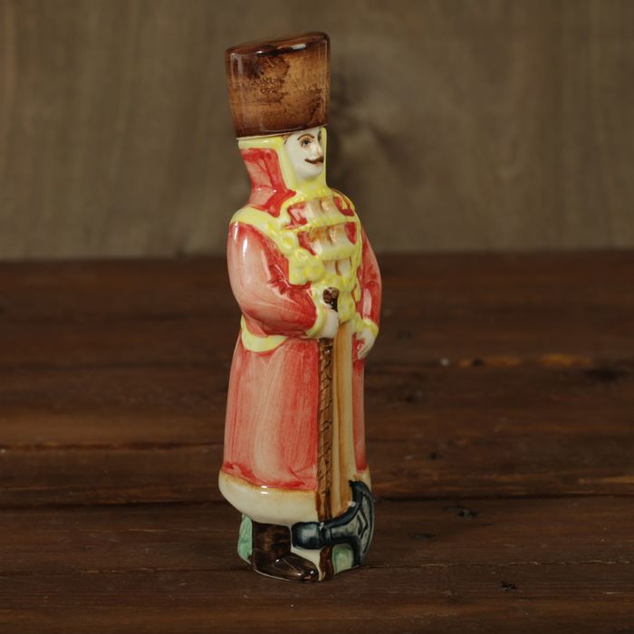 Штоф сувенирный фарфор "Русский воин" 100 мл 17х7х5 см