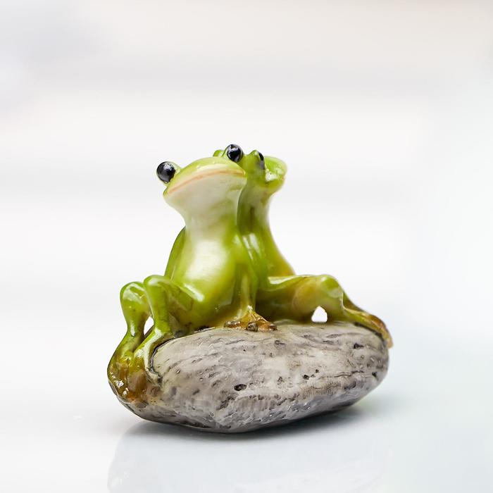 Сувенир 2 лягушонка на камушке 3,7х3х5 см