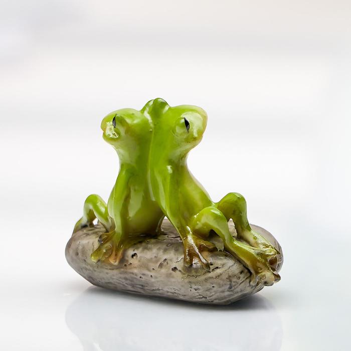 Сувенир 2 лягушонка на камушке 3,7х3х5 см
