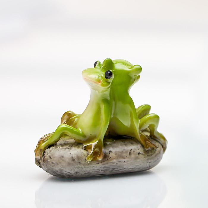 Сувенир 2 лягушонка на камушке 3,7х3х5 см