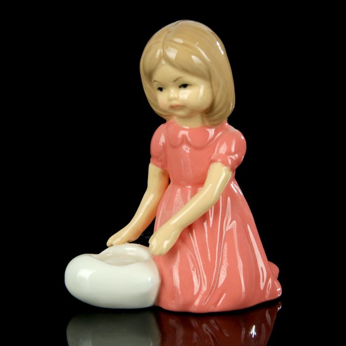 Сувенир "Малышка с подсвечником-сердечком" 10,5х9х5,5 см