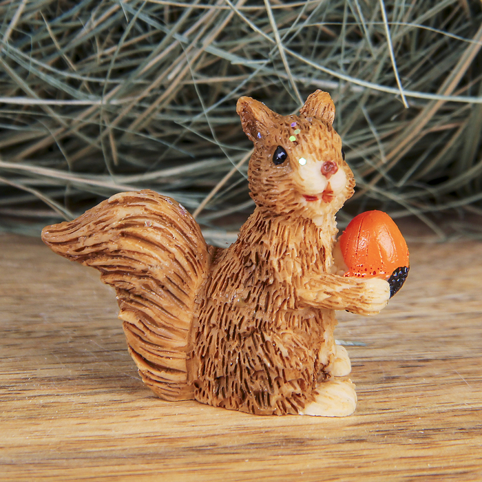 Сувенир полистоун "Бельчонок с жёлудем" 4х5х2,1 см