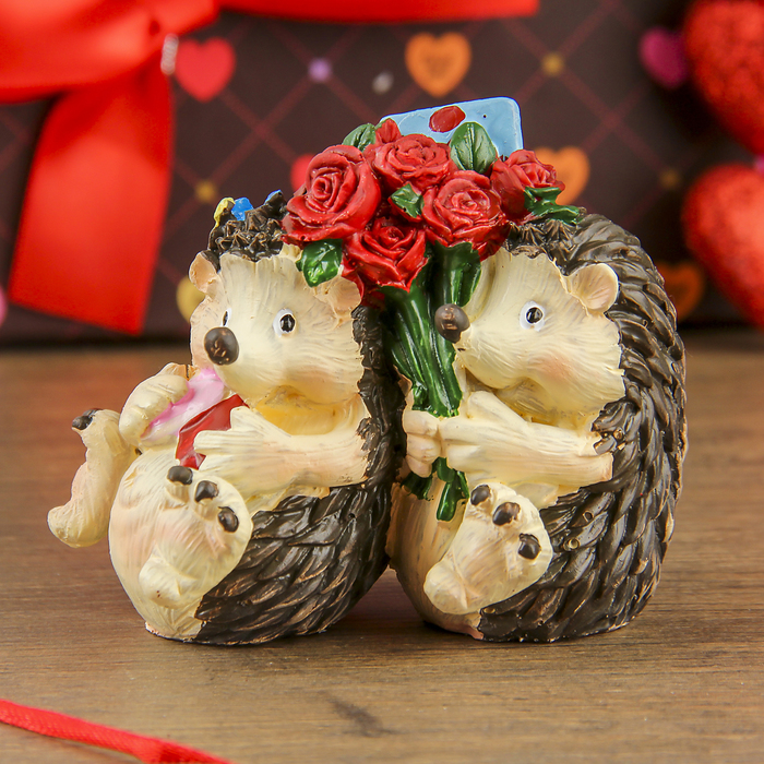 Сувенир полистоун "Ёжики-романтики с букетом роз" 7,8х9х6,5 см