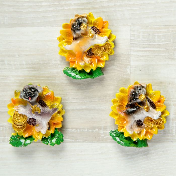 Магнит полистоун "Пёсик в подсолнушке с золотыми монетами" МИКС 5,7х5,5 см