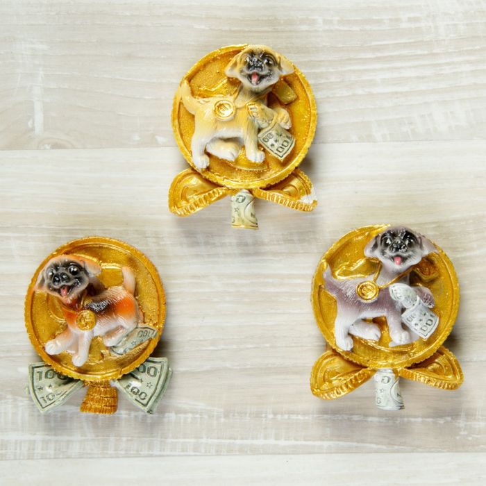 Магнит полистоун "Пёсик на золотой монете с купюрами" МИКС 6х4,7 см