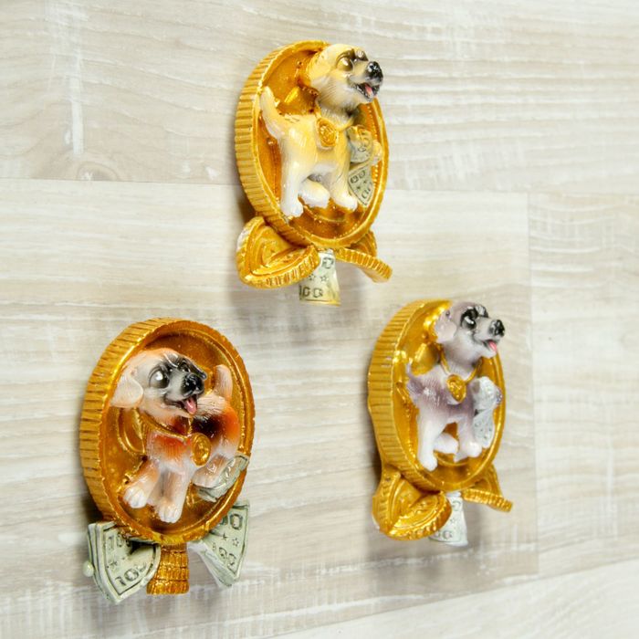 Магнит полистоун "Пёсик на золотой монете с купюрами" МИКС 6х4,7 см