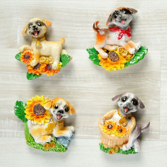 Магнит полистоун "Пёсик на лугу с подсолнухами" МИКС 7х7,2 см