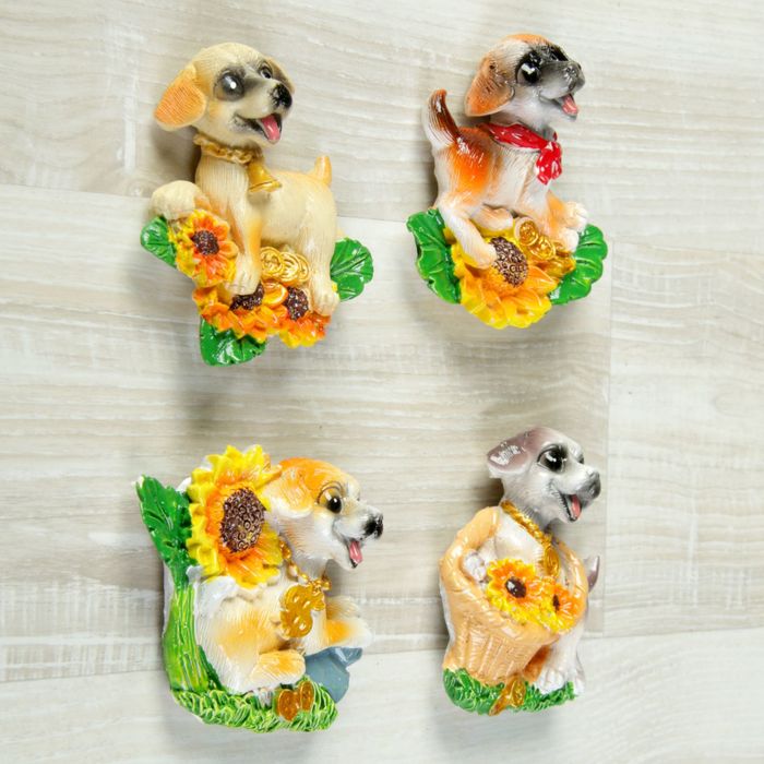 Магнит полистоун "Пёсик на лугу с подсолнухами" МИКС 7х7,2 см