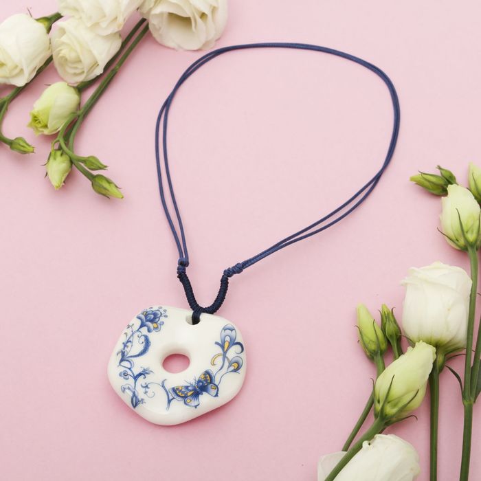 Кулон "Керамика" круг волнистый, длина 36-70см регулир-я, цвет сине-белый