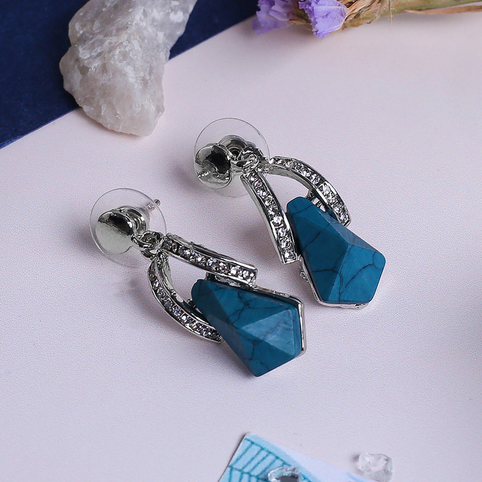 Серьги "Бирюзовый мир" многогранник, цвет голубо-белый в серебре