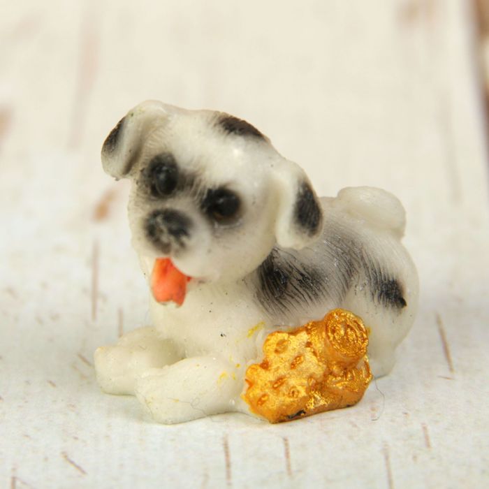 Сувенир полистоун "Далматинец лежит с золотыми монетками" МИКС 2,2х3,5х2 см