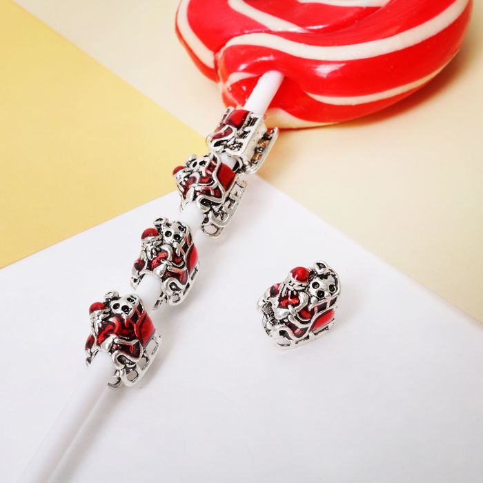 Талисман "Дед Мороз с подарками", цвет красный в серебре