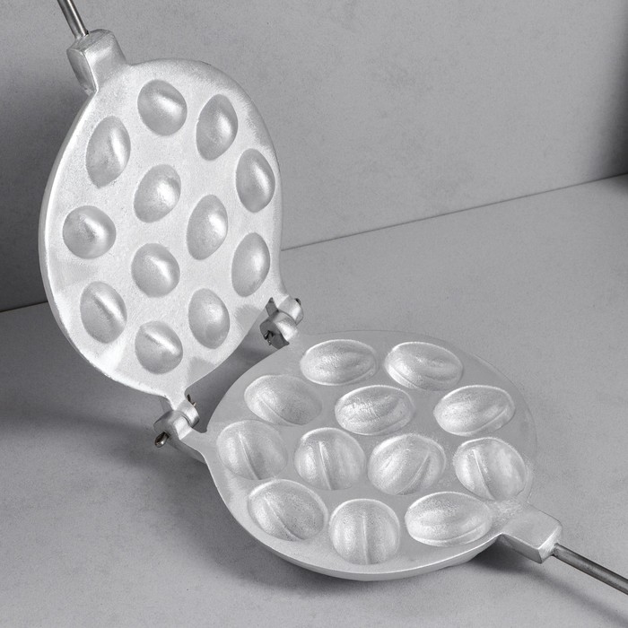 Форма для выпечки печенья "12 орешков", с деревянной ручкой