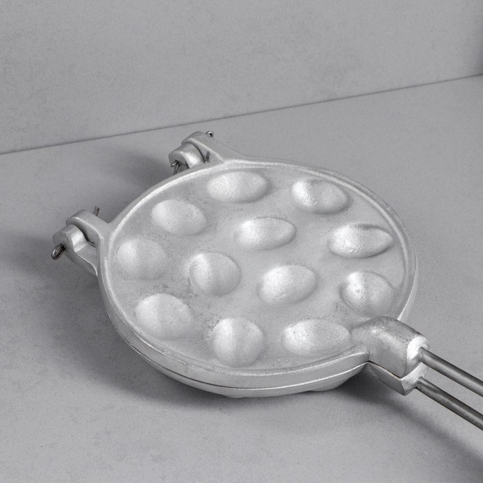 Форма для выпечки печенья "12 орешков", с деревянной ручкой