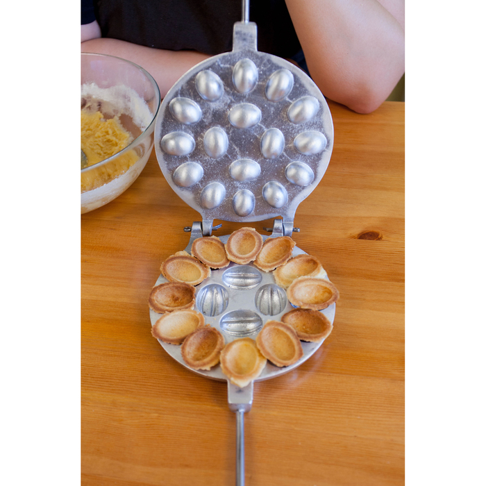 Форма для выпечки печенья "16 орешков", с деревянной ручкой