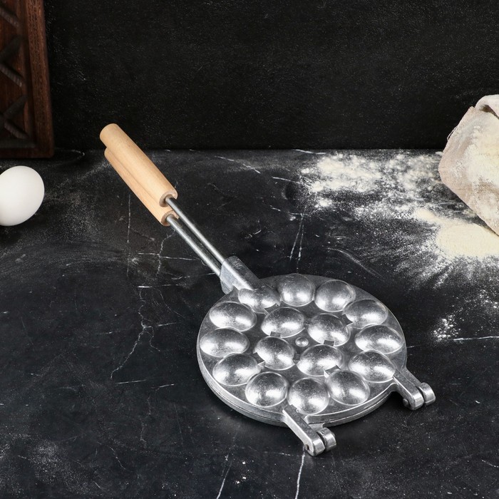 Форма для выпечки печенья "16 орешков", с деревянной ручкой