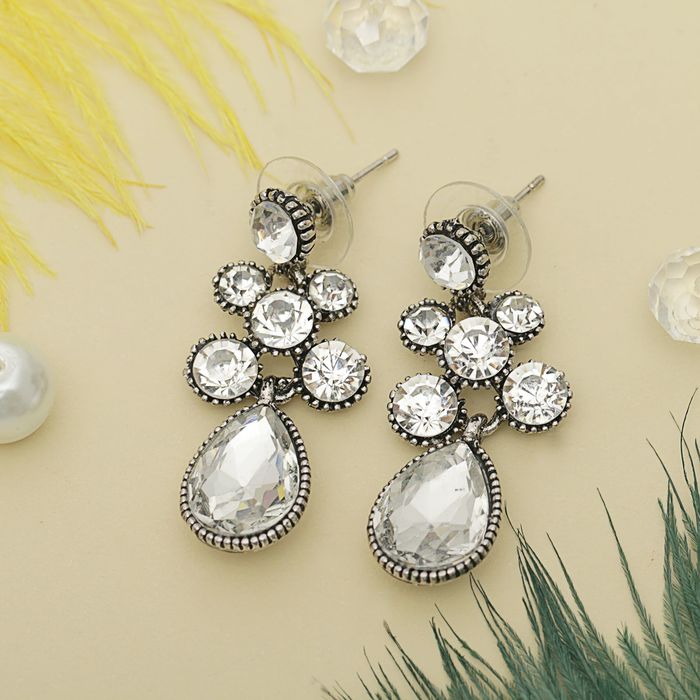 Серьги со стразами "Капля" стиль, цвет белый в чернёном серебре