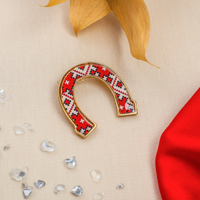 Брошь "Подкова на удачу", цвет красно-белый в золоте