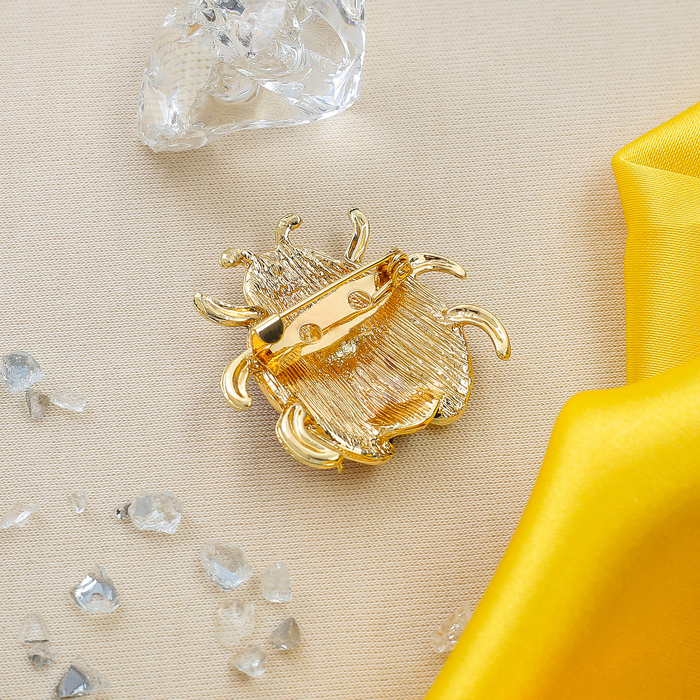 Брошь "Божья коровка с узором", разноцветная в золоте