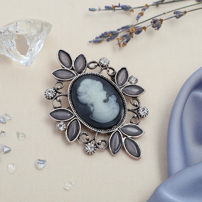 Брошь "Камея" с листочками", цвет бело-серый в серебре