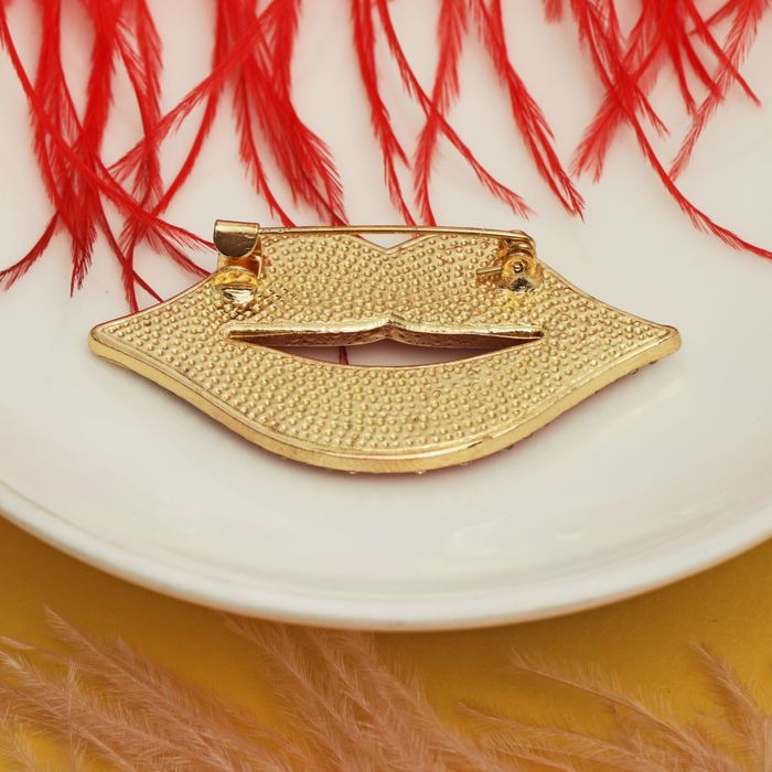 Брошь "Поцелуй бриллиантовый", цвет красно-белый в золоте