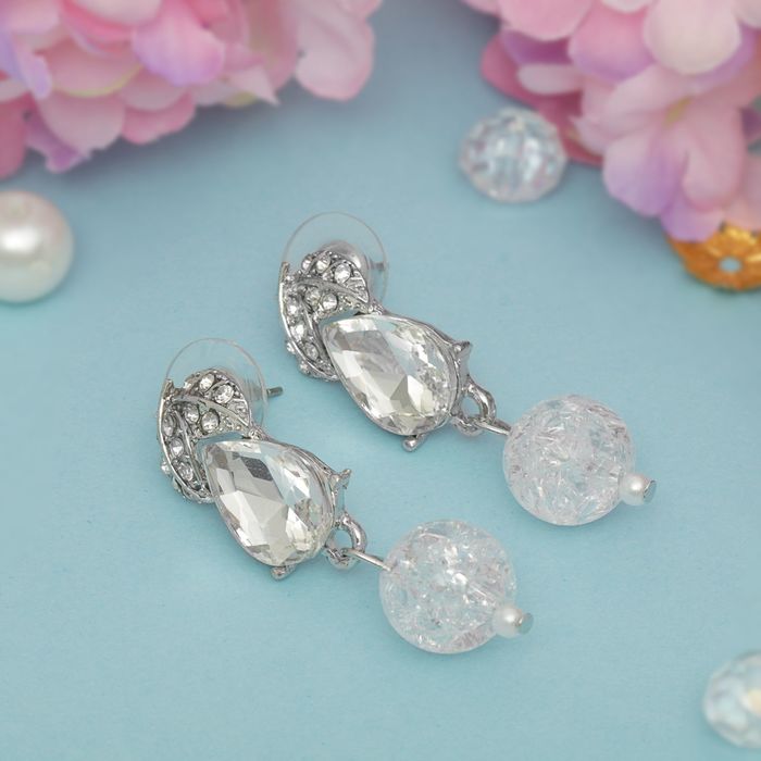 Серьги со стразами "Капли" с бусиной, цвет белый в серебре