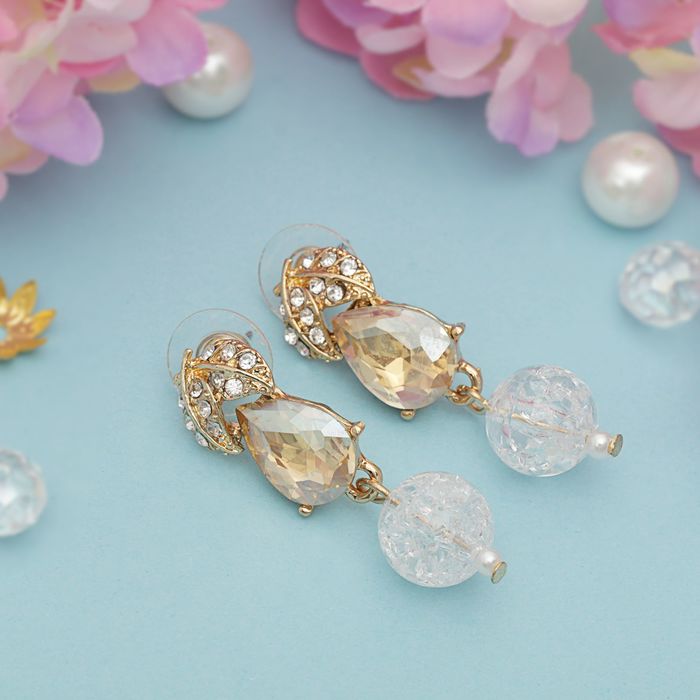 Серьги со стразами "Капли" с бусиной, цвет белый в золоте