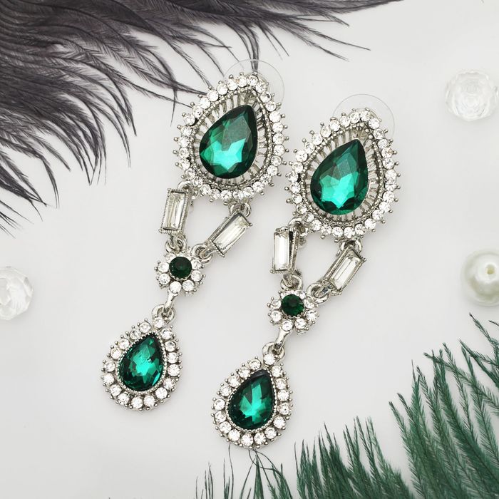 Серьги висячие со стразами "Капли", цвет изумрудный в серебре