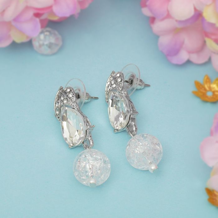 Серьги висячие со стразами "Капель", цвет белый в серебре