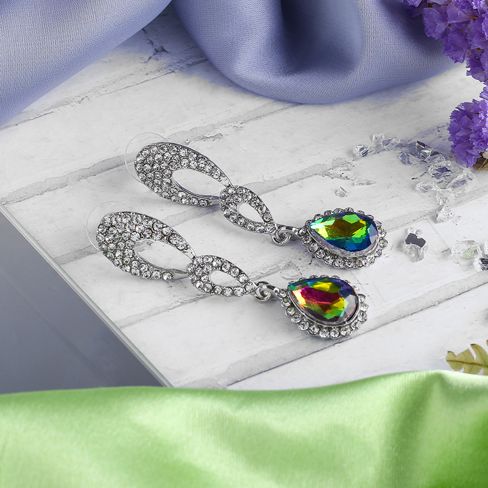 Серьги висячие со стразами "Капель", цвет тёмно-радужный в серебре