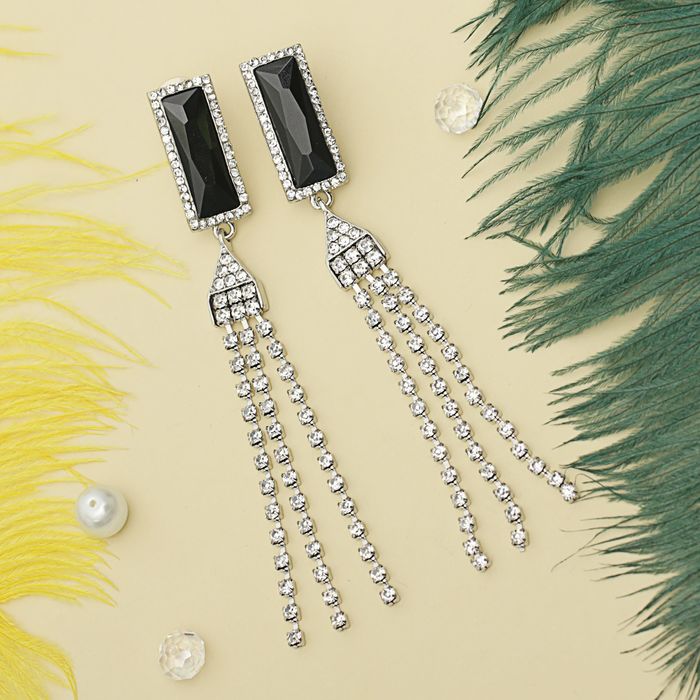 Серьги висячие со стразами "Торжество" нити, цвет чёрно-белый в серебре