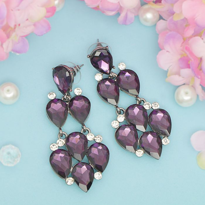 Серьги висячие со стразами "Капли" сияние, цвет бело-фиолетовый в сером металле