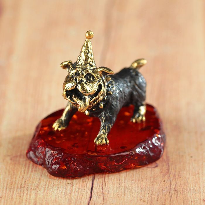 Сувенир из латуни и янтаря "Собака с праздником"